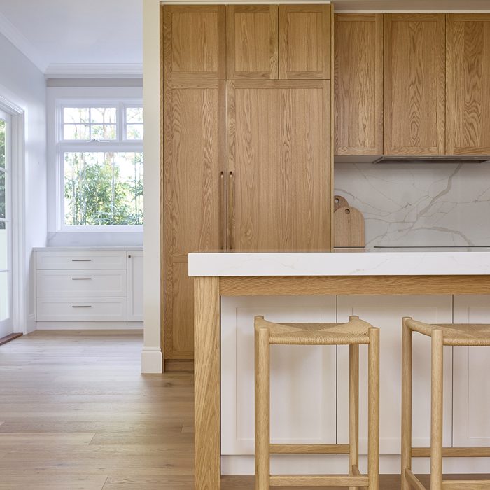 Shaker door profile and island frame in American Oak Natural